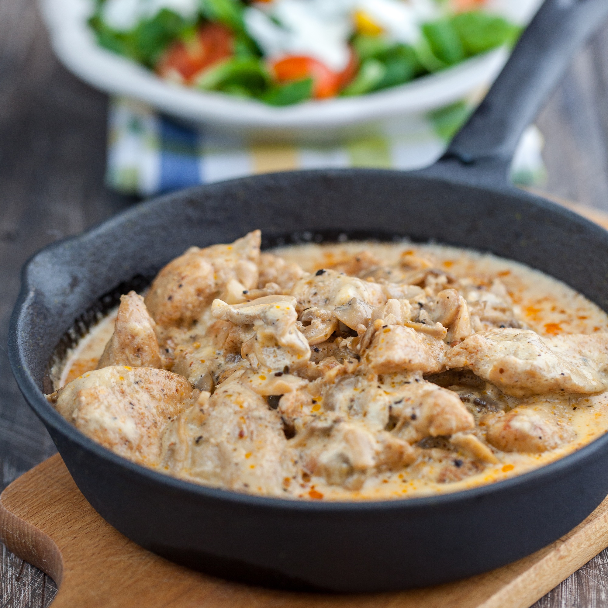 Chicken in cream sauce with mushrooms
